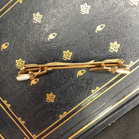 Vintage gold tone metal SLICK tie clip with Mother of Pearl daggers / knives - Picture 9 of 13